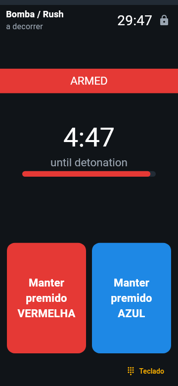 Um telemóvel Android como bomba: o ecrã de contagem do modo («ARMED», «4:47», «until detonation») por cima de dois botões grandes, vermelho e azul, para manter premidos.